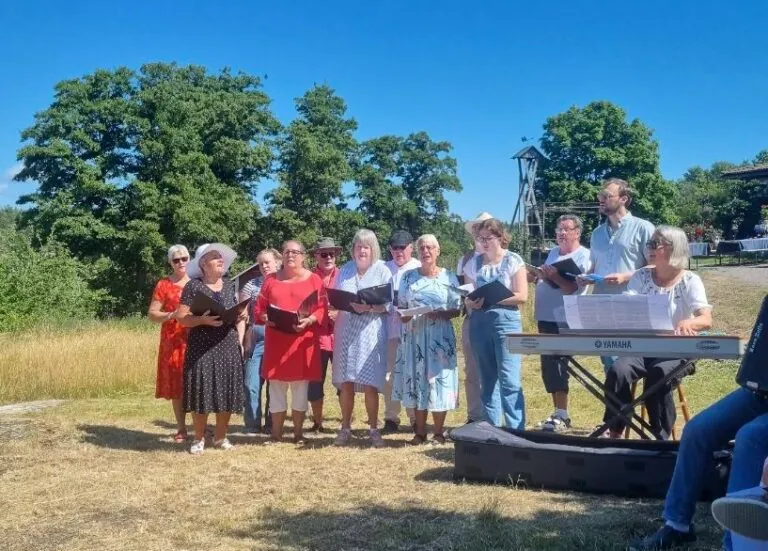 Dalarö kyrka i vårskrud